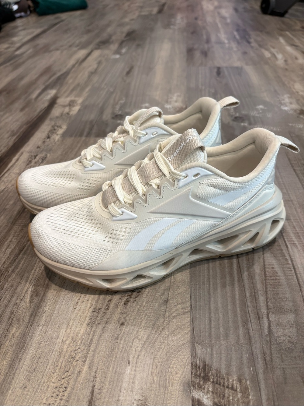 Reebok Women’s Zig Dynamica 5 Trainers beige/cream Colorway SZ 6.5